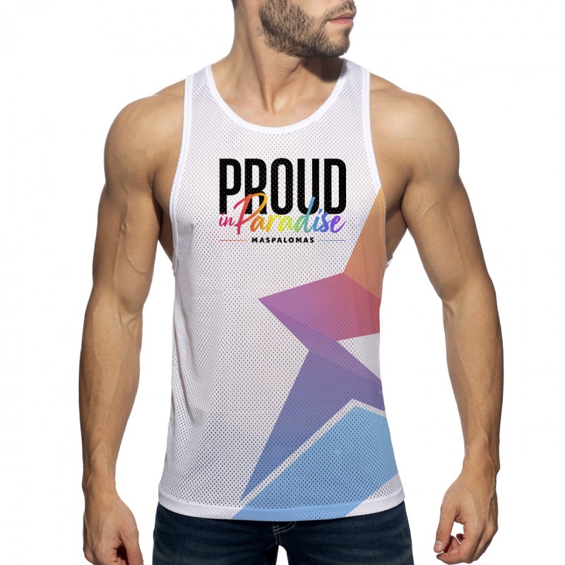 Model im weißen Mesh-Tanktop der ES Collection mit „PROUD in Paradise“, „MASPALOMAS“ und großem Regenbogenstern