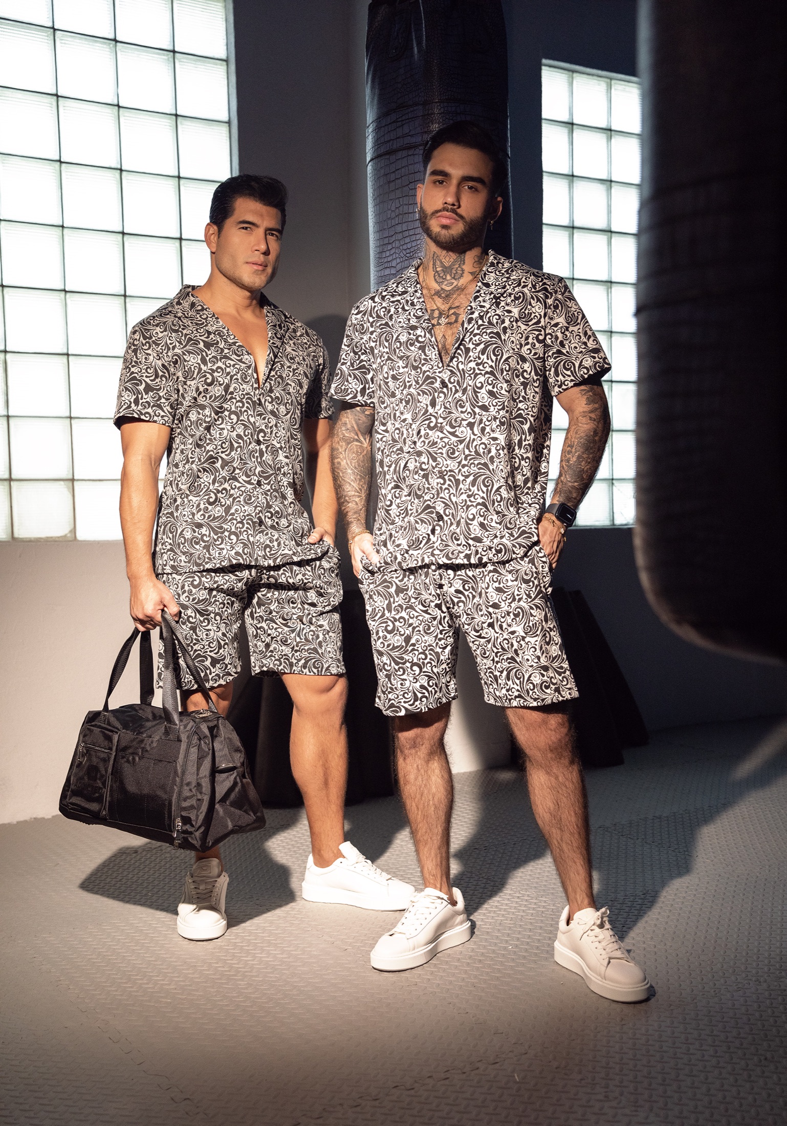 Dvaja modeli ADDICTED v čierno-bielych letných súpravách