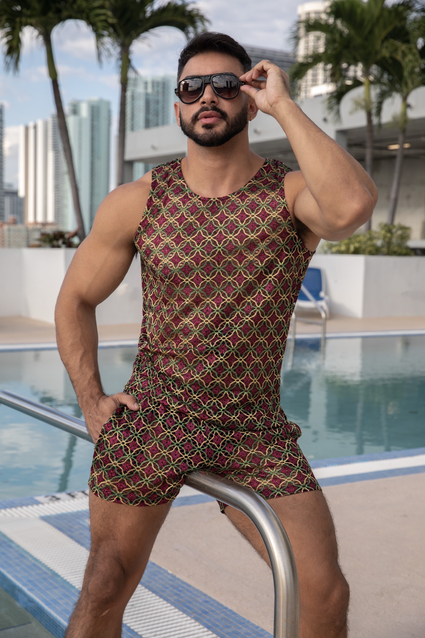 Model ES Collection w wzorzystym komplecie przy basenie