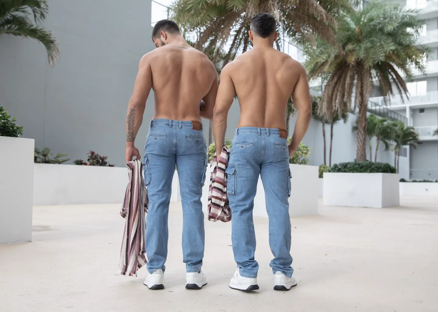 Két modell világoskék denim cargo nadrágban