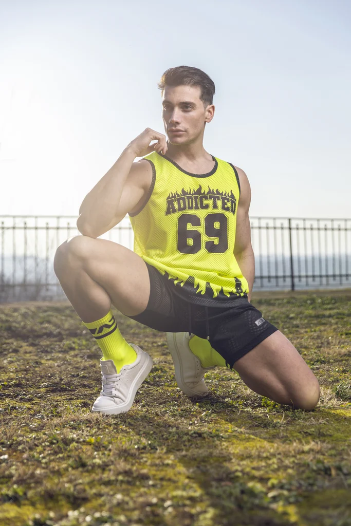 ADDICTED modell sárga sportfelsőben és fekete rövidnadrágban